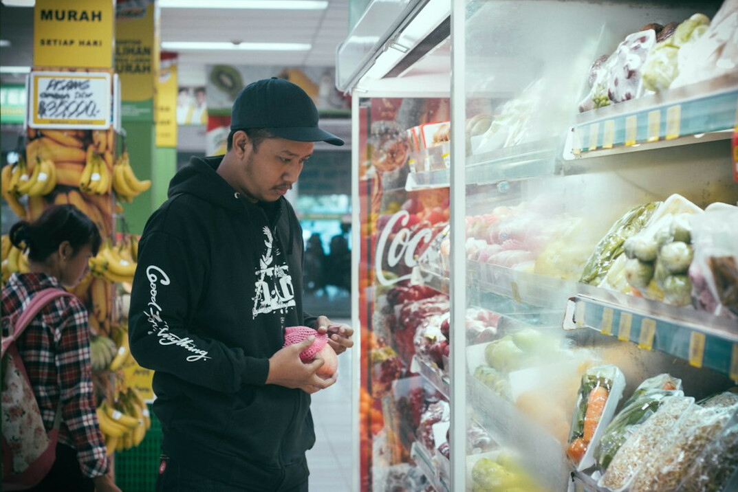 detective in supermarket